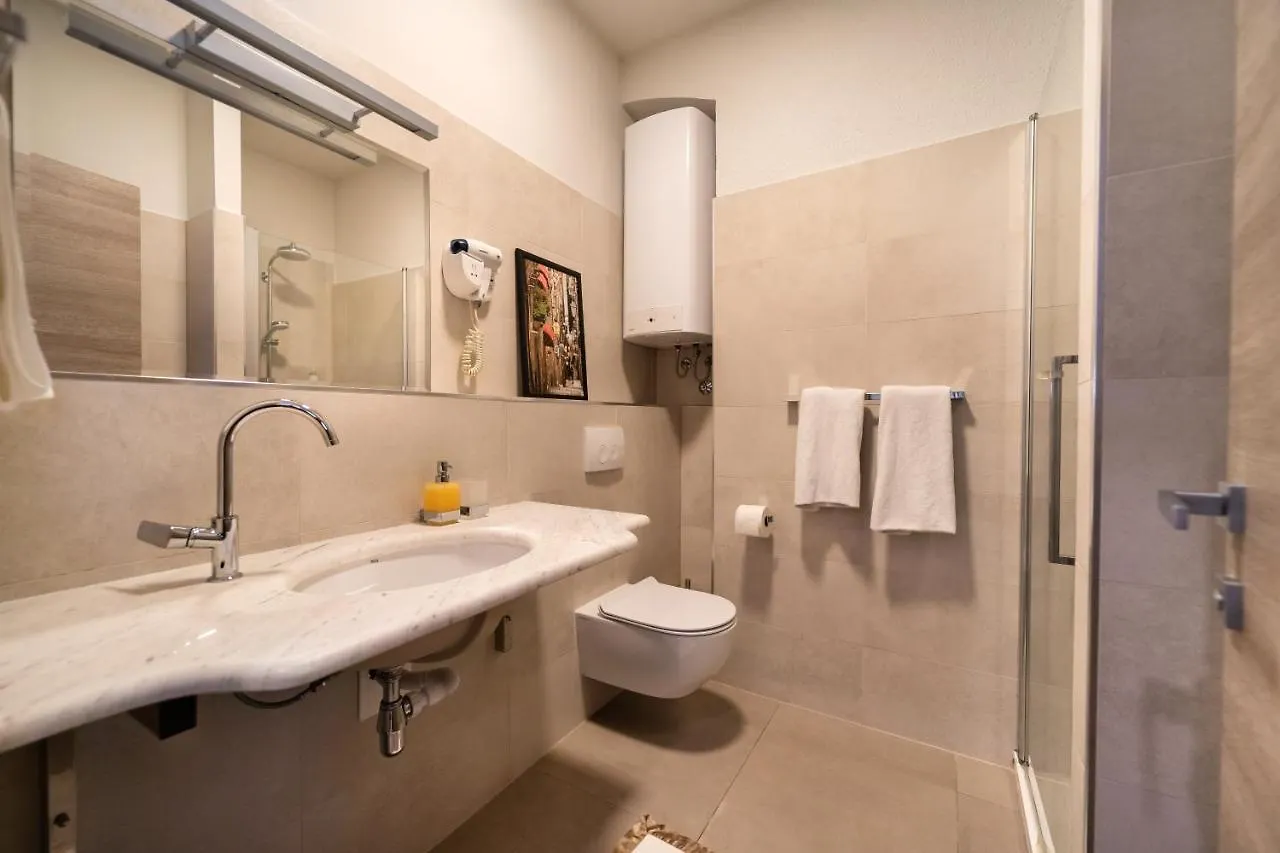 Tifani Luxury Rooms 2 Split Apartment