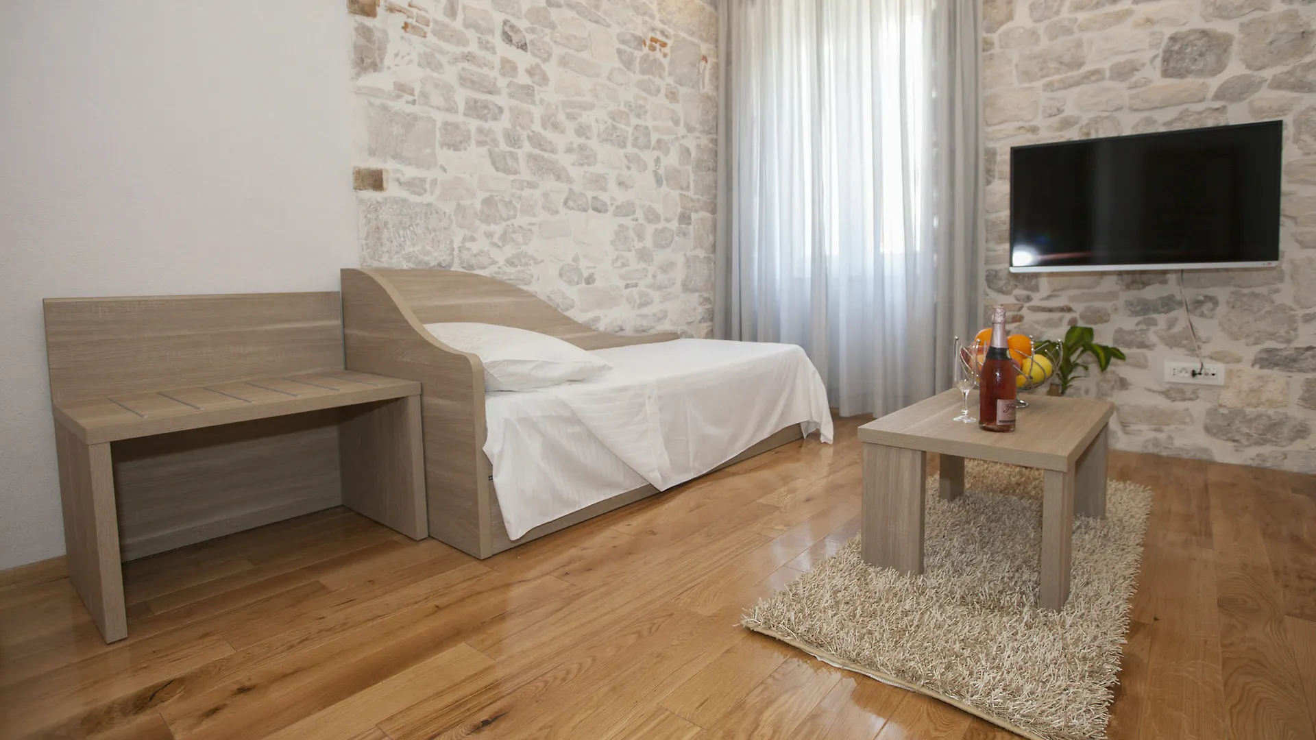 Tifani Luxury Rooms 2 contacts